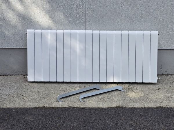 18 panel aluminium radiator with wall brackets - Main image