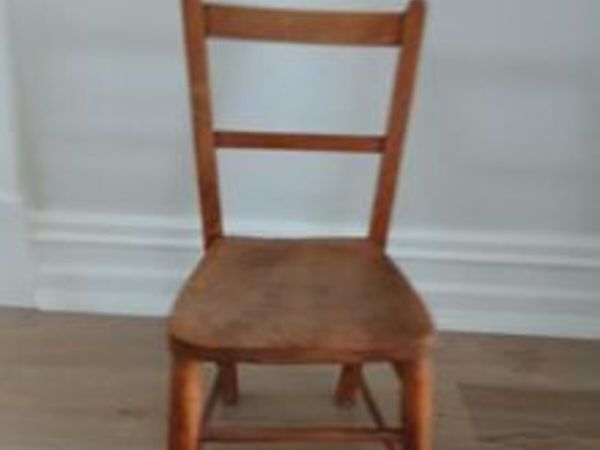 CHILDS WOODEN CHAIR - Main image