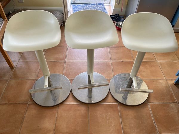 3 adjustable bar stools - Main image