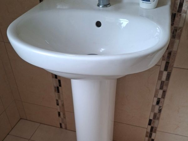 Sonas basin & full pedestal sink - Main image