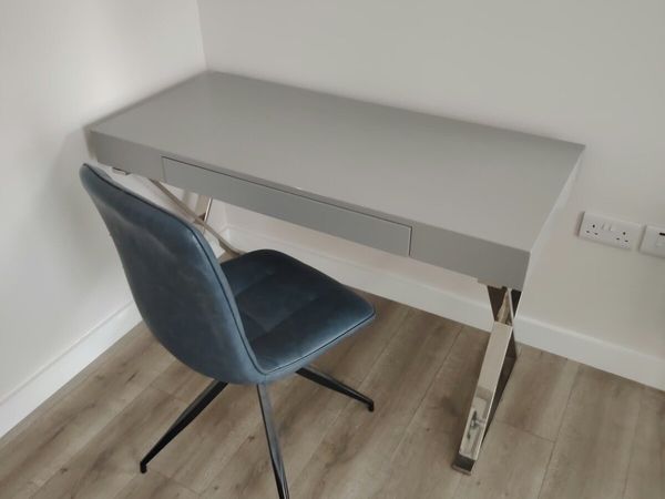 Desk and chair - Main image