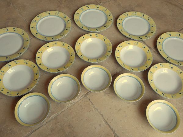 15 Pieces Vintage Royal Doulton Plates & Bowls - Main image