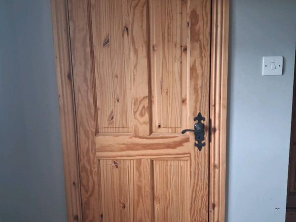 Pine door - Main image