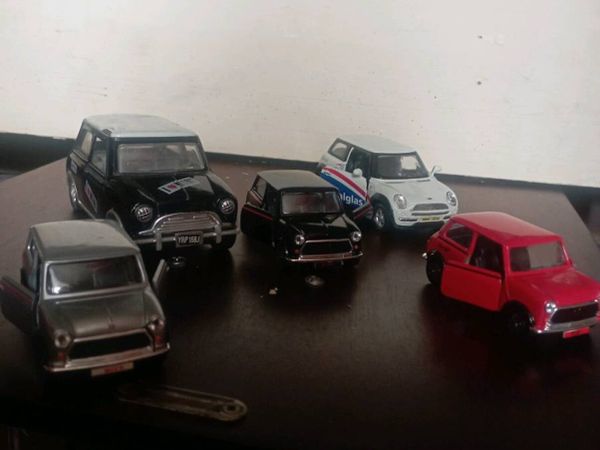 A COLLECTION OF CORGI CLASSIC MODLES COOPER CARS. - Main image