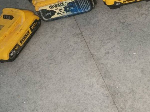 Dewalt radio with 3 working batterys - Main image