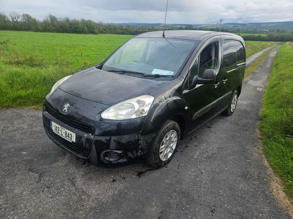142 Peugeot Partner 2014 test 23/11/26  3 seats - Main image