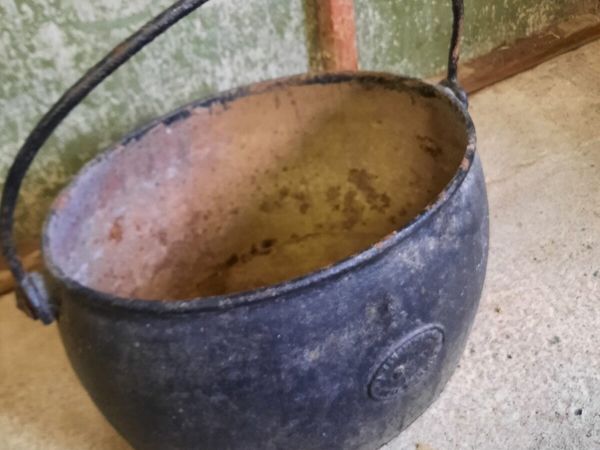 Large antique pot - Main image