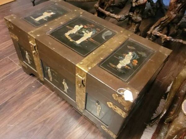 Old Chinese trunk - Main image
