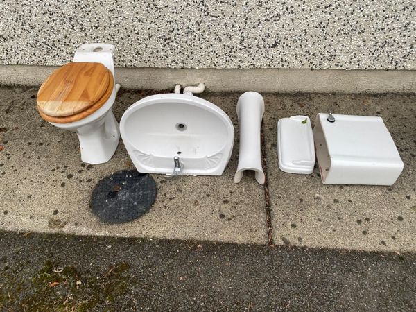 White Bathroom Suite - Wooden Seat & Mixer Tap - Main image
