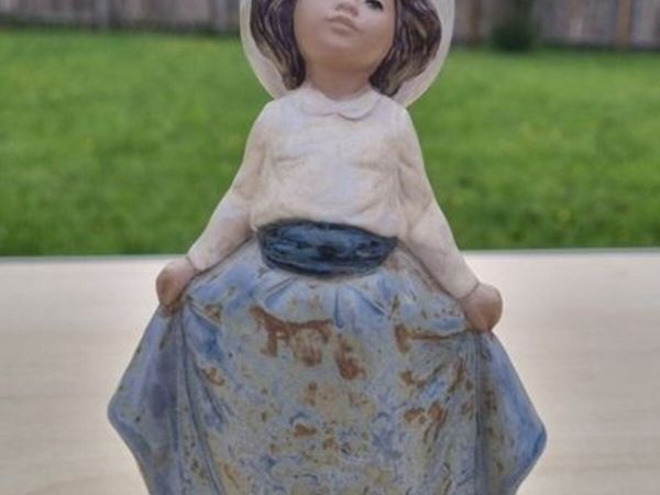 Vintage NAO by Lladro 1987 Girl Figurine - Main image