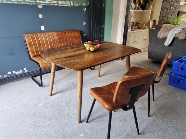 Table and chairs - Main image