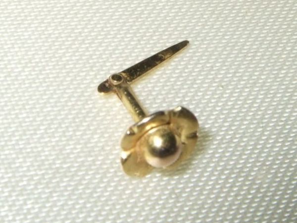 Pristine Vintage 9ct Gold Flower Stud Earring - Main image