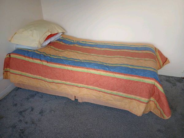 Single 3ft Bed, v. good condition, duvet, pillows. - Main image