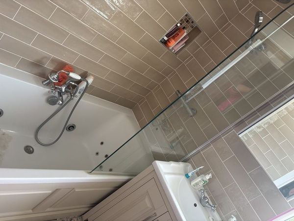 jacuzzi bath and door - Main image