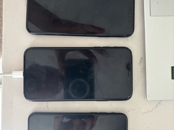 3 x Apple Iphones - Main image