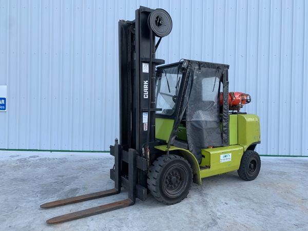 UNRESERVED CLARKE 5T GAS FORKLIFT FOR AUCTION - Main image