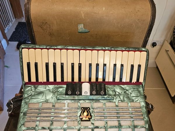 PARROT piano accordion 34 KEY 48 BASS  5 coupler - Main image