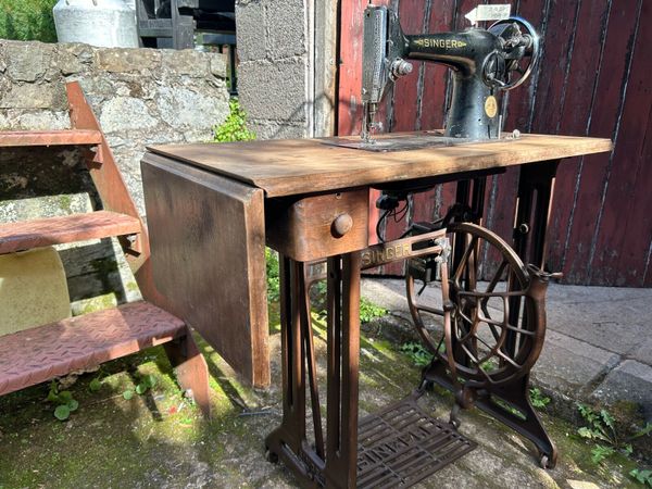 Antique Singer Sewing Machine & Table - Main image