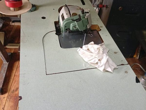 Overlock sewing machine - Main image