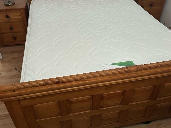 King size bed and 2 matching locks - Main image