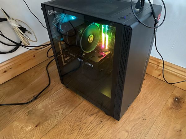 Gaming pc + Samsung Monitor 28” - Main image