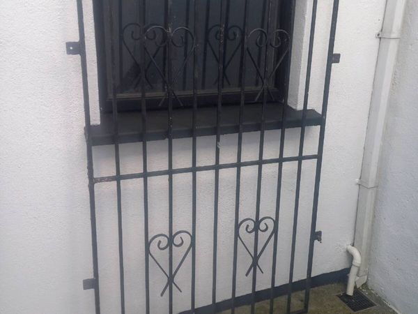 DECORATIVE WINDOW SECURITY GRILLE/FRAME - Main image