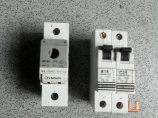 63.  AMP. SWITCH.  FUSE.  AND. 2. CIRCUIT. BREAKER - Main image