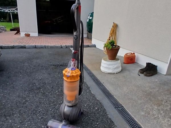 Dyson Light ball multifloor upright bagless Vaccum - Main image