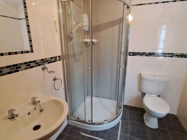 Ensuite sanitary ware - Main image