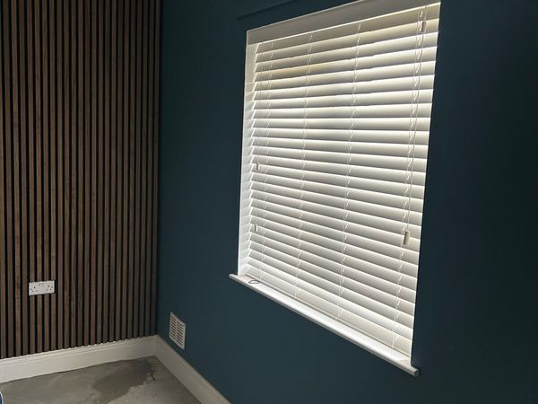 Acoustic walnut paneling - Main image
