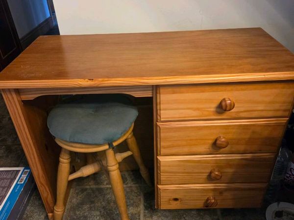 Solid desk with stool - Main image
