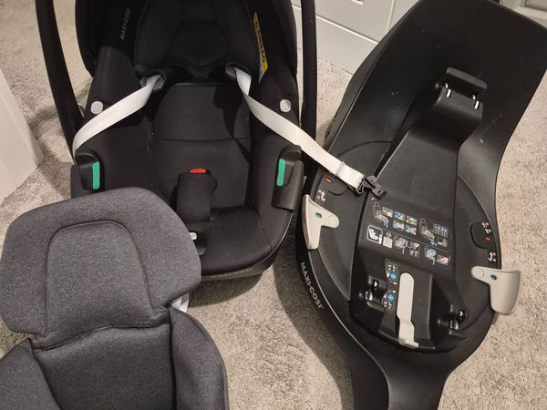 Maxi Cosi Pebble 360 car seat and isofix base - Main image