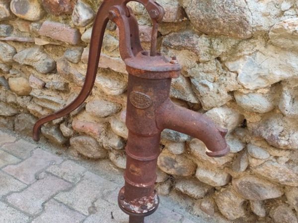 Vintage water pump - Main image