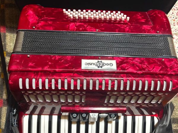 48 base piano accordion - practically new. - Main image
