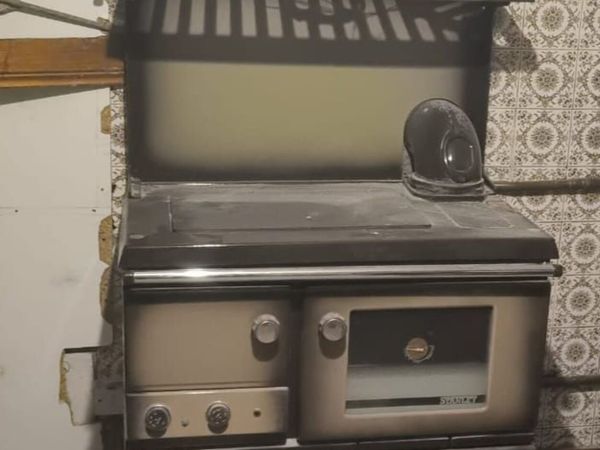 Stanley super star oil fired cooker. - Main image