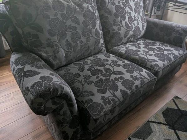 Sofa and two matching chairs - Main image