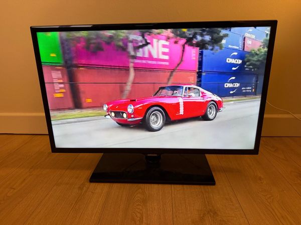 Samsung 32-Inch HD TV (Chromecast included) - Main image