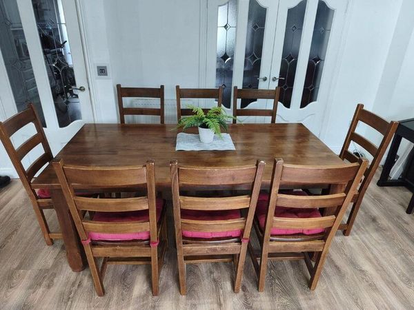 Solid wood table and 8 matching chairs - Main image