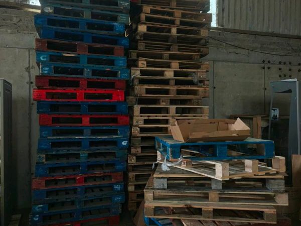 Pallets free to take away - Main image