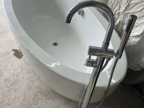 Free atanding oval bath and taps set - Main image