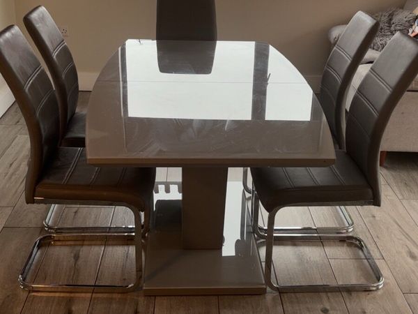 Kitchen table and chairs - Main image