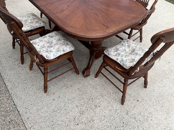Table and chairs - Main image