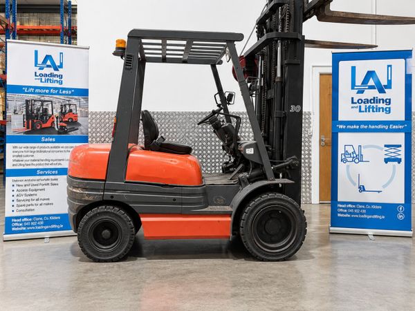 Toyota Diesel Forklift - Main image