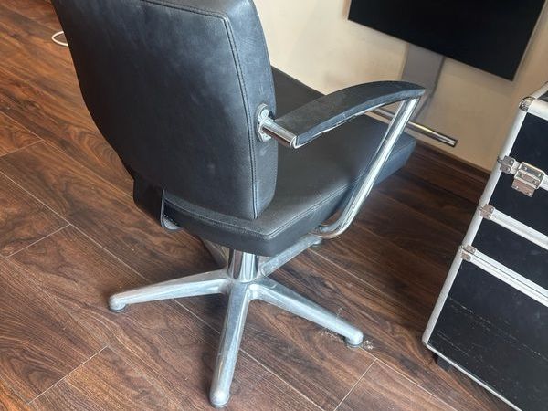 salon chairs x9 - Main image