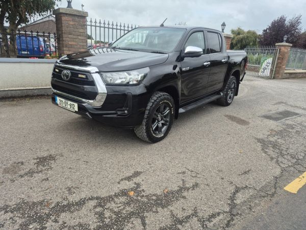 Toyota Hilux 2.8 DOUBLE CAB SR5 4DR - Main image