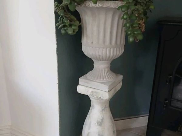 Stine urn and pedestal - Main image