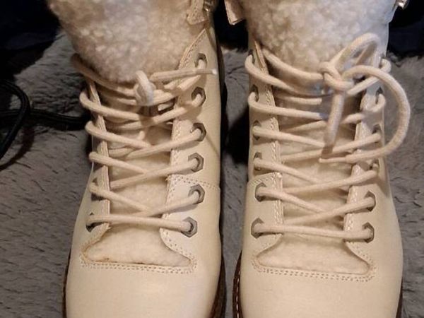 Shoe the Bear Boots - Main image