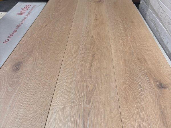 Brand new 8mm laminate flooring - Main image