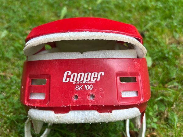 Red oldstyle cooper helmet - Main image