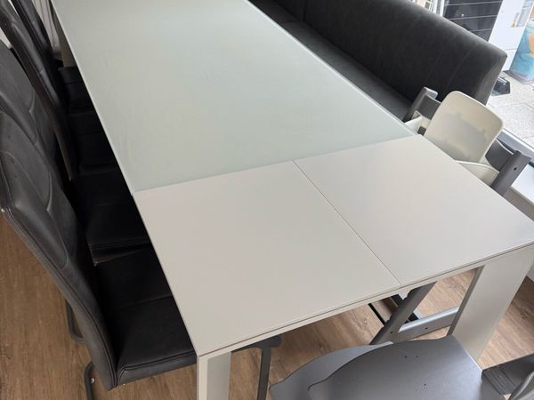 Extendable dining table. - Main image